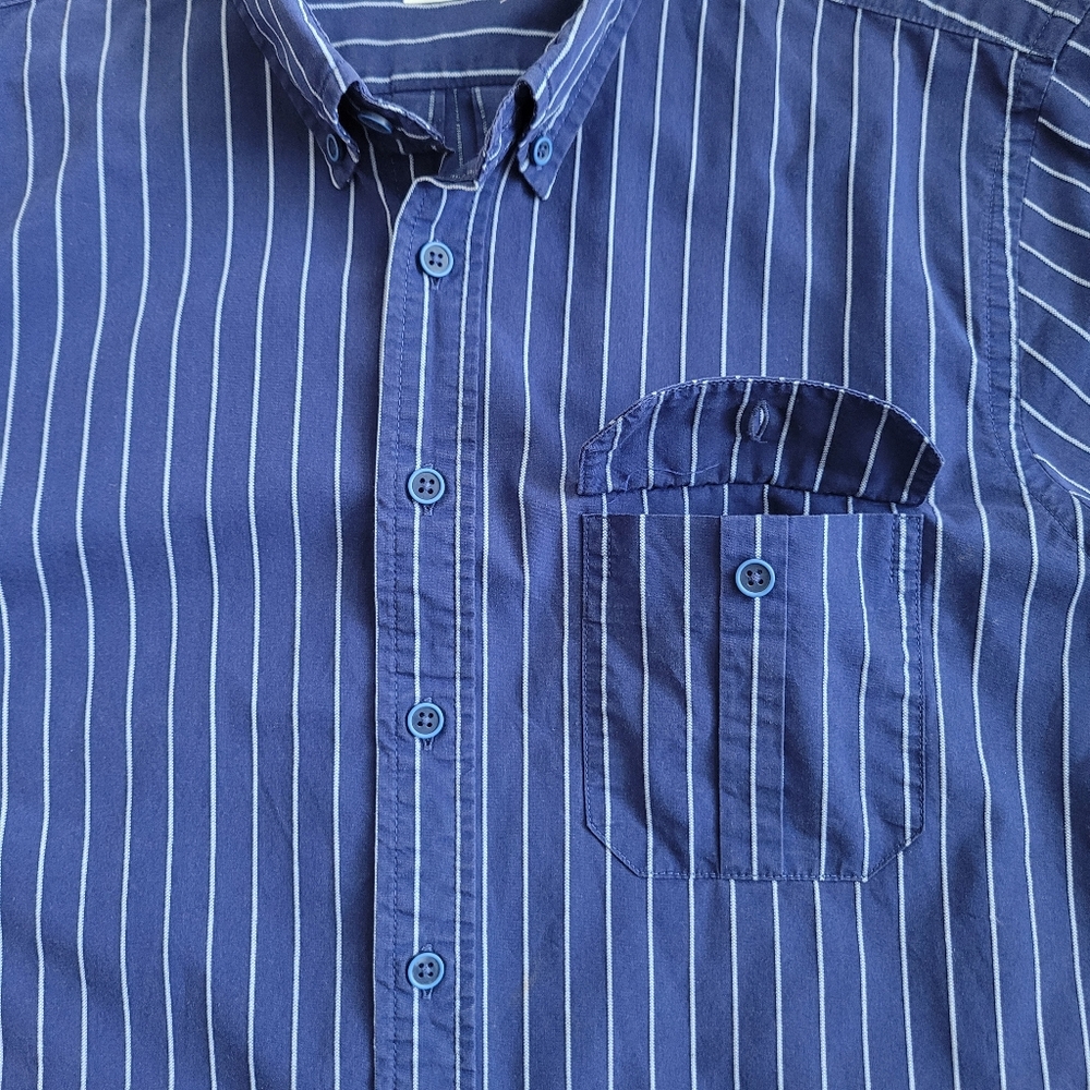 AC | Men's Slim Fit Striped Short Sleeve Button-Down Shirt EUC Medium - Picture 9 of 15